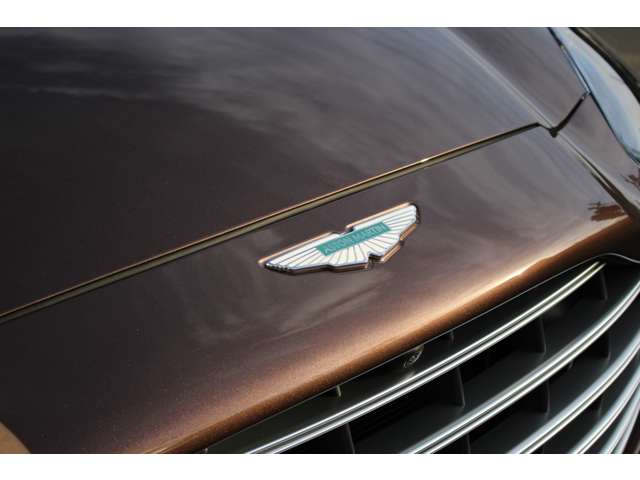 Aston Martin DBX 10