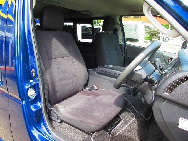 Toyota Hiace Van 4