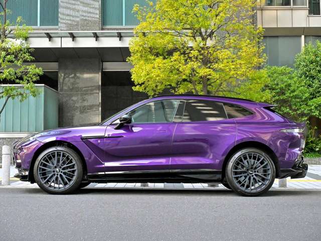 Aston Martin DBX 4