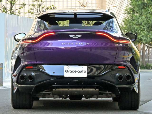 Aston Martin DBX 6