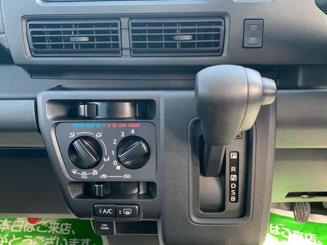 Daihatsu Hijet Cargo 12