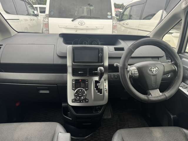 Toyota Voxy 5