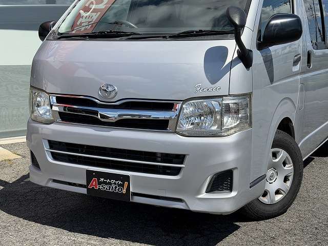Toyota Hiace Van 4