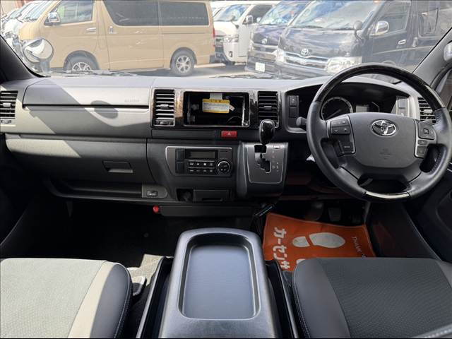 Toyota Hiace Van 4