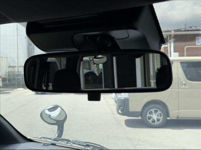 Toyota Hiace Van 6