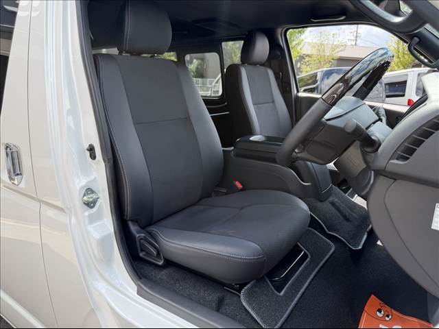 Toyota Hiace Van 7