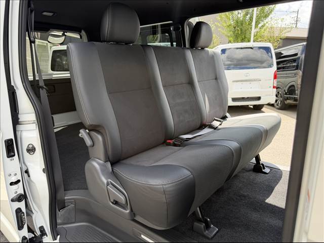 Toyota Hiace Van 8