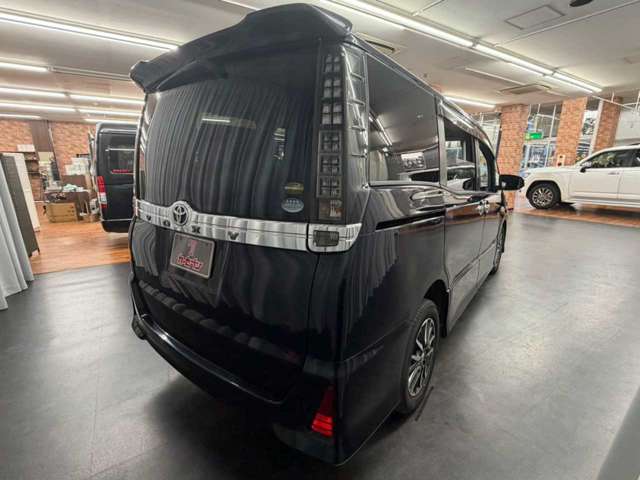 Toyota Voxy 8