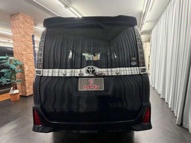 Toyota Voxy 9