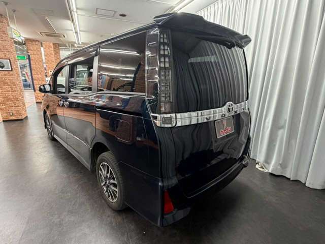 Toyota Voxy 10