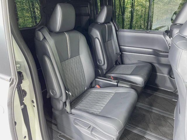 Toyota Noah 10