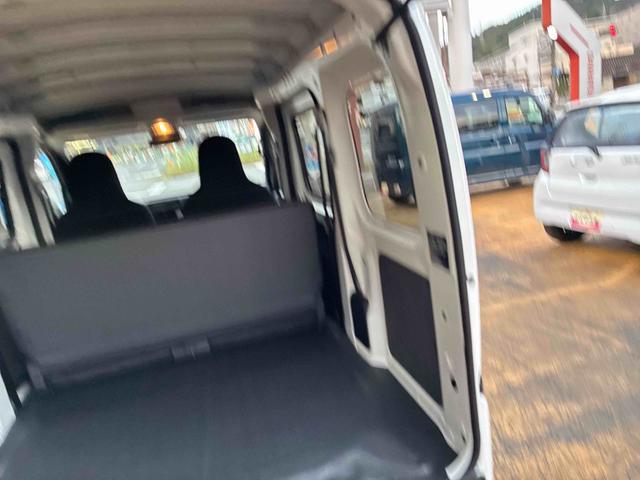 Daihatsu Hijet Cargo 11