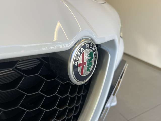 Alfa Romeo Stelvio 8