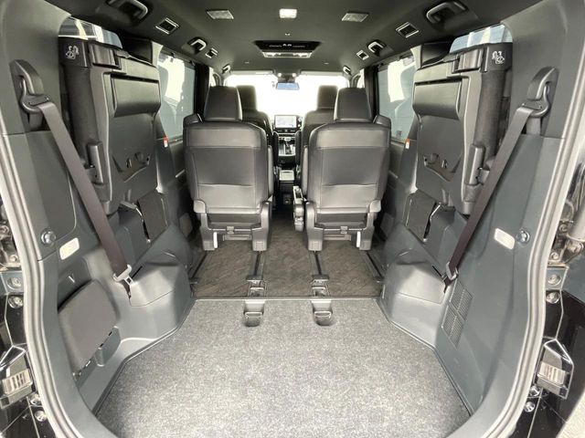 Toyota Voxy 12