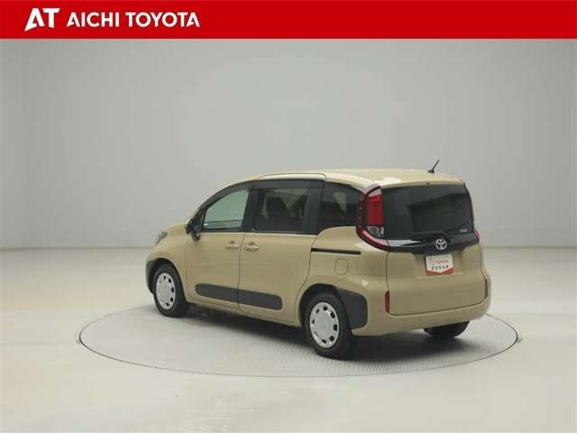 Toyota Sienta 4