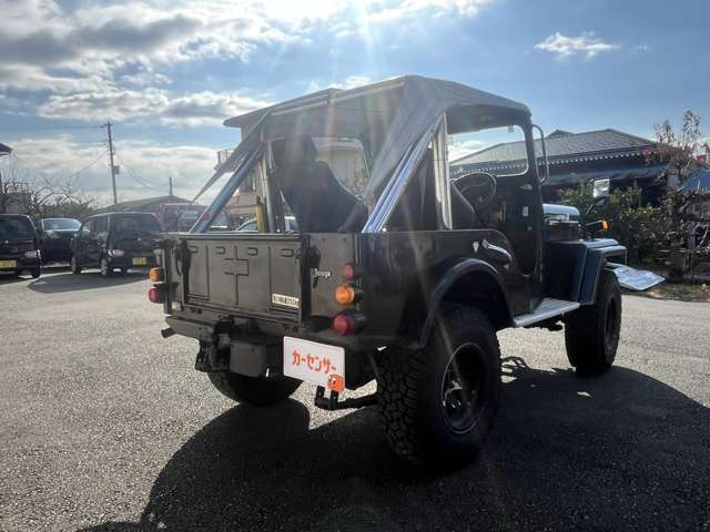 Mitsubishi Jeep 4