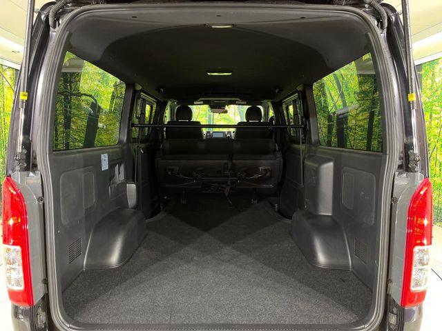 Toyota Hiace Van 10