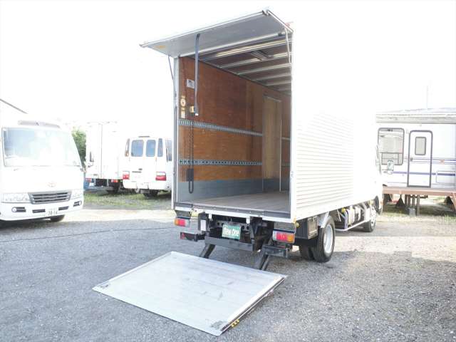 Hino Dutro 9