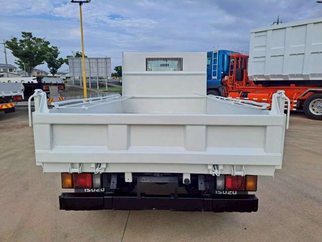 Isuzu Elf 7