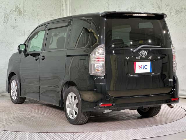 Toyota Voxy 8