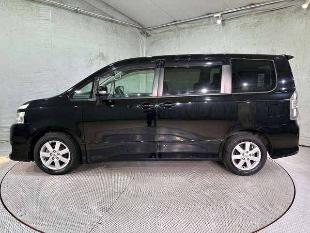 Toyota Voxy 9