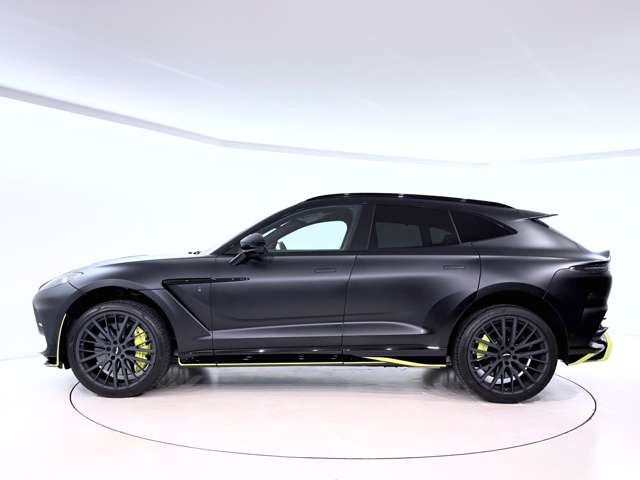 Aston Martin DBX 4