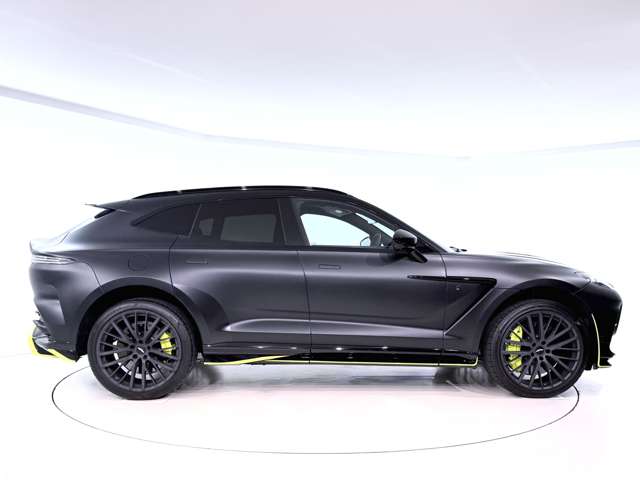 Aston Martin DBX 8