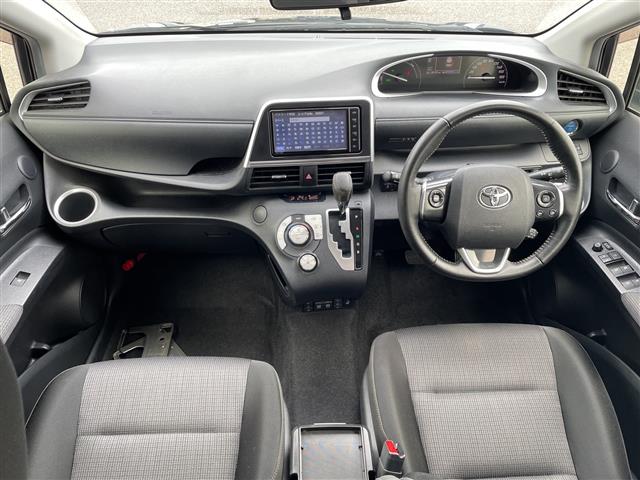 Toyota Sienta 4