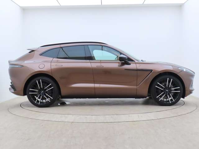 Aston Martin DBX 4