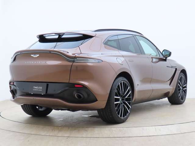 Aston Martin DBX 5