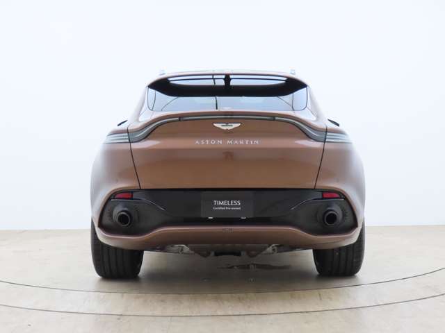Aston Martin DBX 6