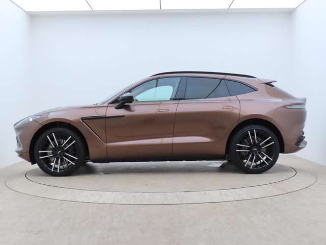 Aston Martin DBX 8
