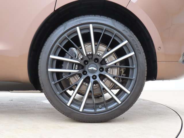 Aston Martin DBX 9