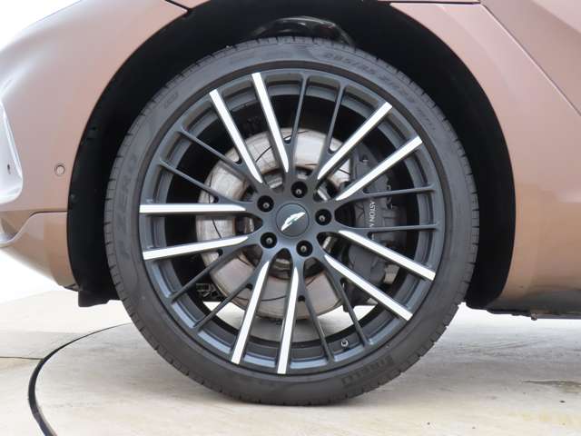Aston Martin DBX 10