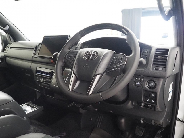 Toyota Hiace Van 11