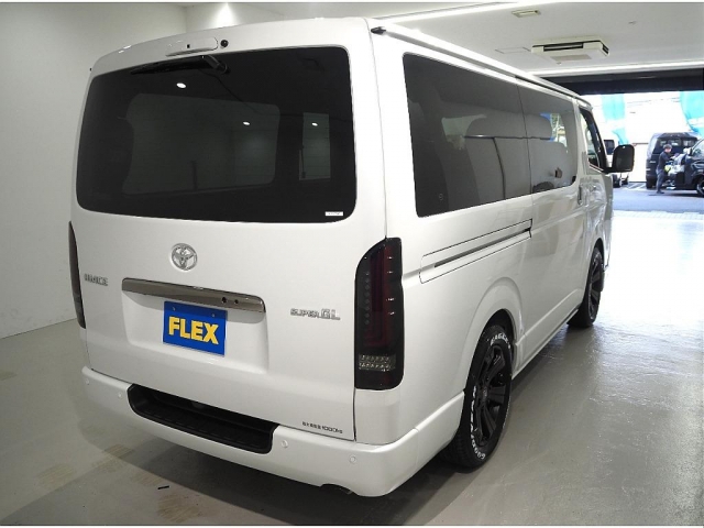 Toyota Hiace Van 5