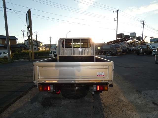 Isuzu Elf 8