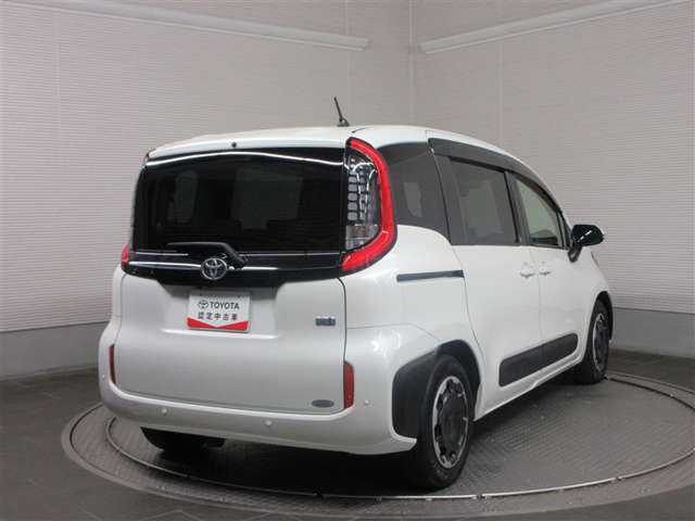 Toyota Sienta 2