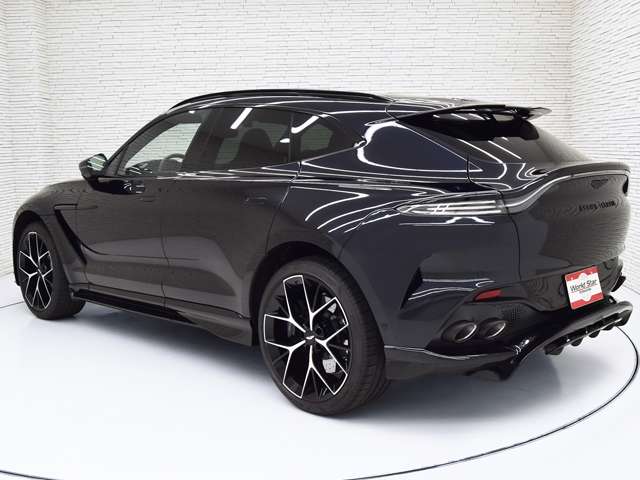 Aston Martin DBX 2