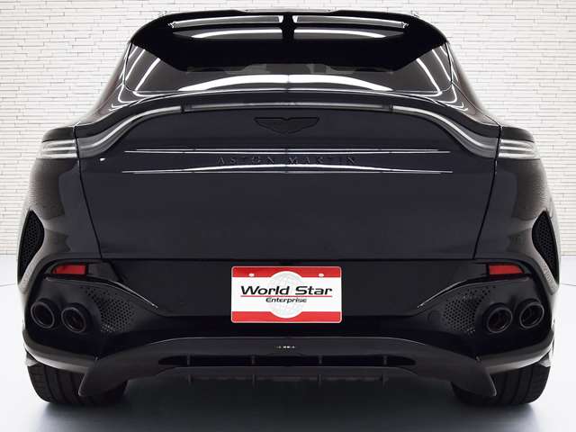 Aston Martin DBX 4