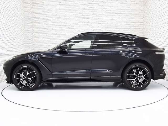 Aston Martin DBX 6