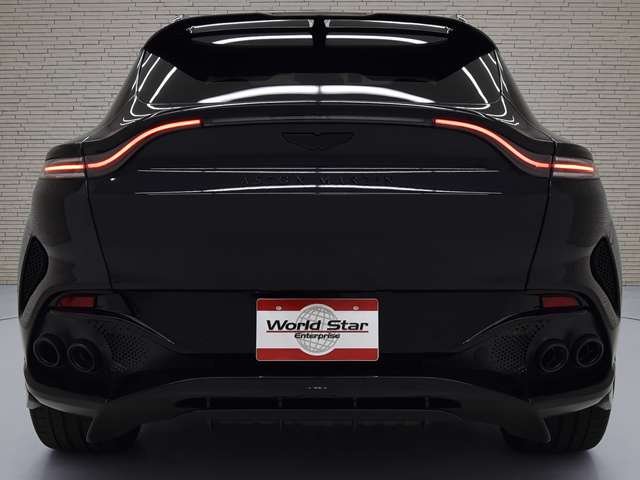 Aston Martin DBX 8