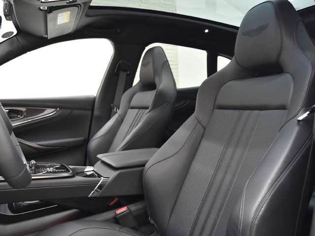 Aston Martin DBX 9