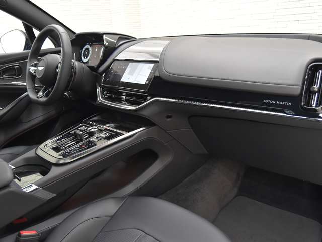 Aston Martin DBX 10