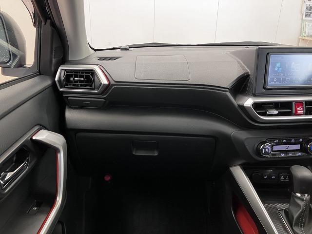 Daihatsu Rocky 12