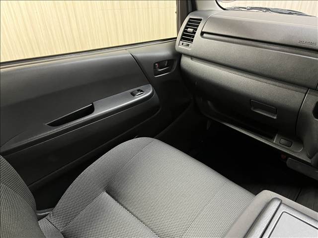 Toyota Hiace Van 11