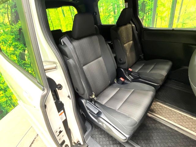 Toyota Noah 9