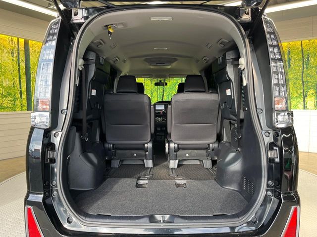 Toyota Voxy 11