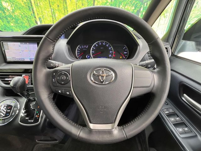 Toyota Voxy 12