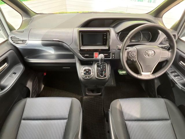 Toyota Voxy 2